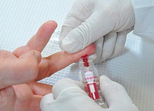 Показатель для контроля функционирования эндокринной системы или глюкоза в крови: норма у женщин по возрасту, таблица показателей, симптомы недостатка и избытка важного вещества норма и причины отклонения уровня глюкозы в крови