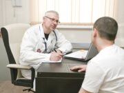 Когда требуется вызов нарколога: знаки и ситуации, которые следует учесть