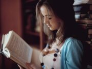 Почему молодые девушки любят современные любовные романы?