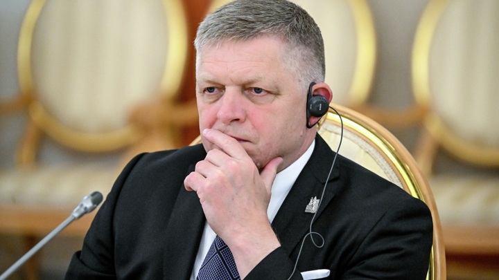 Фицо из-за проблем со здоровьем отменил обращение по случаю праздника в Словакии