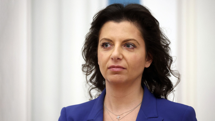 Симоньян рассказала, как на нее с дочкой накричали работницы регистратуры
