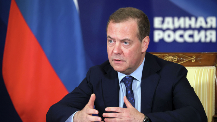 Медведев поддержал идею федерального эксперимента с передвижными аптеками