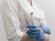 Виды зубных протезов: как выбрать между съёмными, несъёмными и условно-съёмными конструкциями?