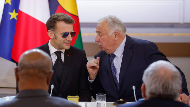 Le Parisien: Макрон вынужден носить солнцезащитные очки из-за проблем с глазом