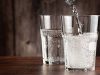 Эндокринолог Поляков рассказал, кому нельзя пить воду с газом