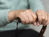 Геронтолог назвал привычку, которая сокращает 10 лет жизни