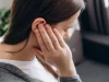 Врач Дикопольцев рассказал, о чем может говорить шум или гул в ушах