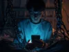 Врач Прадас: использование смартфона в темноте грозит сухостью глаз