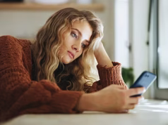 Исследование связало зависимость от смартфона с самоконтролем и FOMO, а не временем экрана