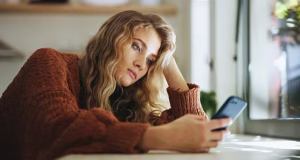 Исследование связало зависимость от смартфона с самоконтролем и FOMO, а не временем экрана