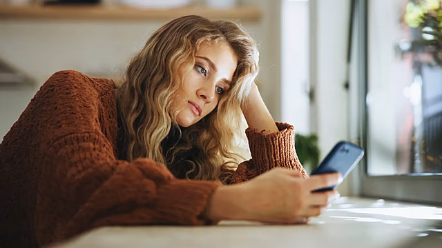 Исследование связало зависимость от смартфона с самоконтролем и FOMO, а не временем экрана